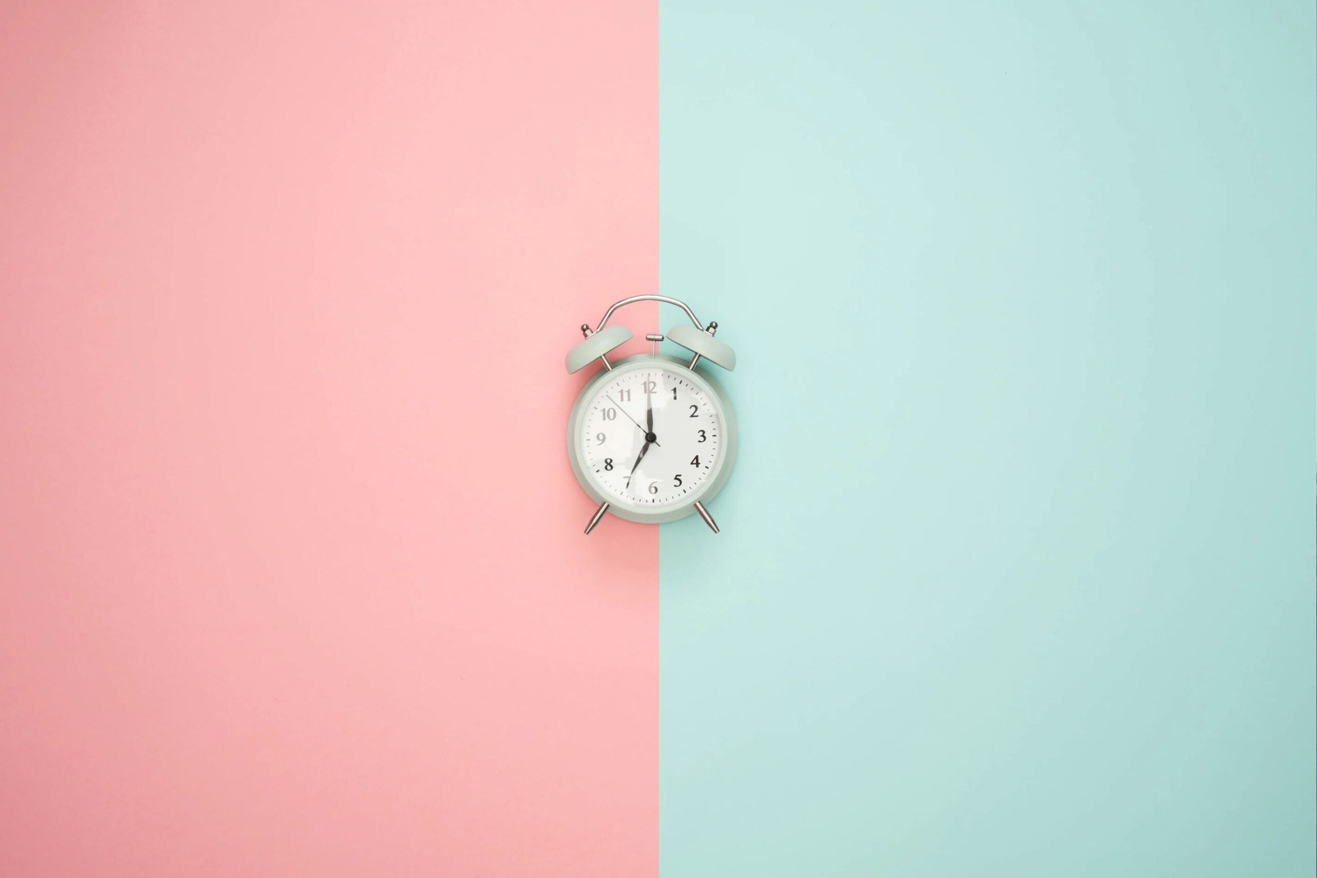 Alarm Clock with Two-Tone Background